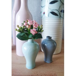 Paire de vases miniatures en porcelaine de Chine.