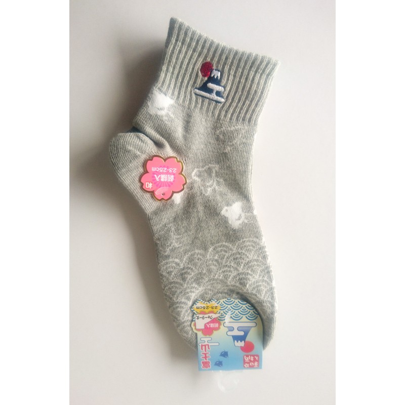 chaussettes grises au motifs de prospérité.