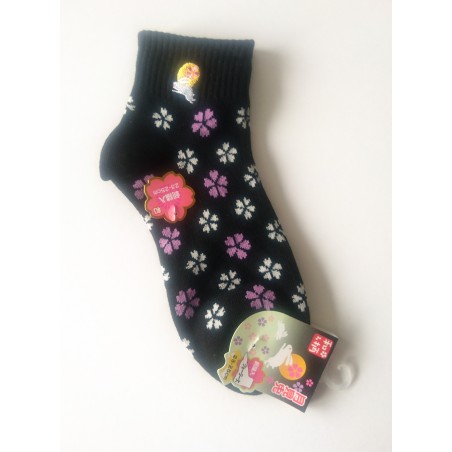 Modèle noir de chaussettes japonaises aux fleurs de cerisiers