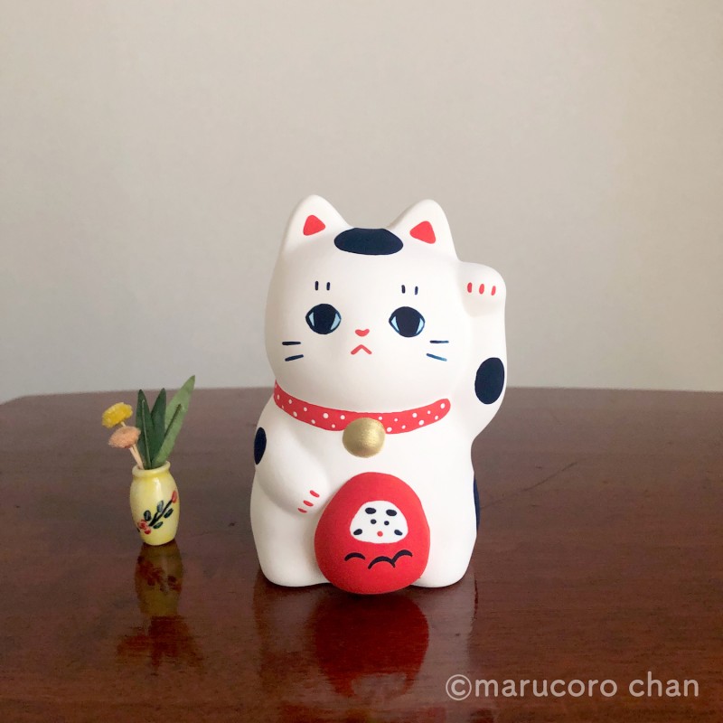 holding daruma buchi manekineko tirelire japon marucoro chan artisanat