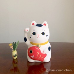 Artisanat japonais en céramique représentant un manekineko et une carpe koï.