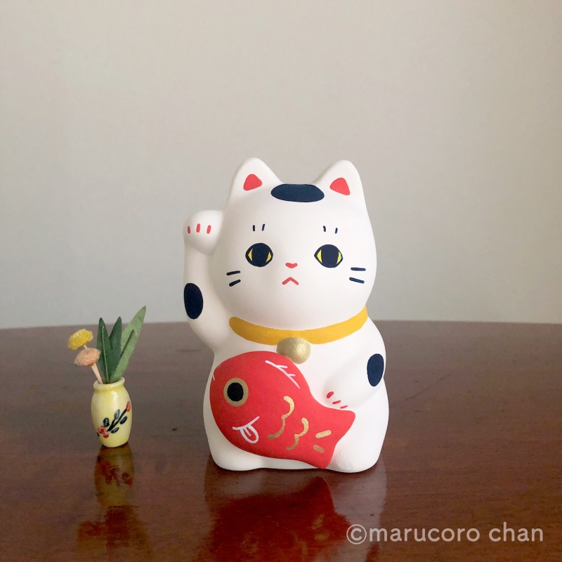 Manekineko Buchi carrying a Koi carp piggy bank