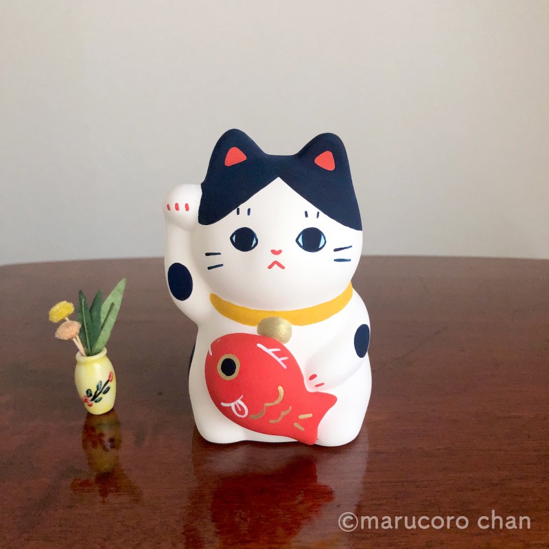 fait-main un manekineko chat porte bonheur  au Japon